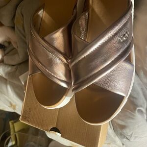 #100 UGG Zayne Crossband Sandals in Metallic Rose Gold NIB sz 8.5 price FIRM